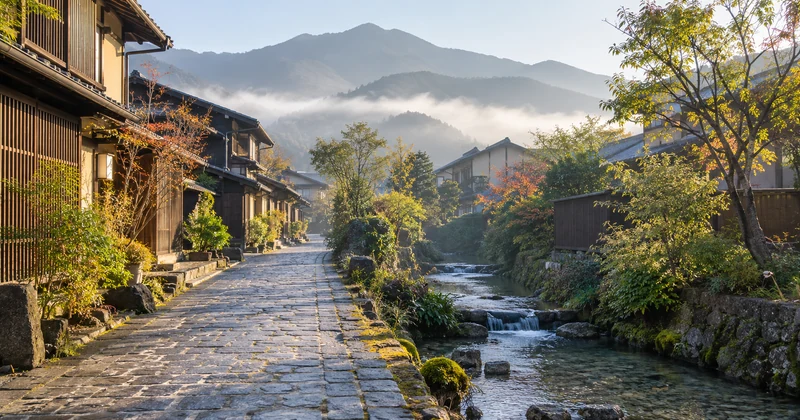 朝霧の温泉街を散策する由布院旅行のイメージ