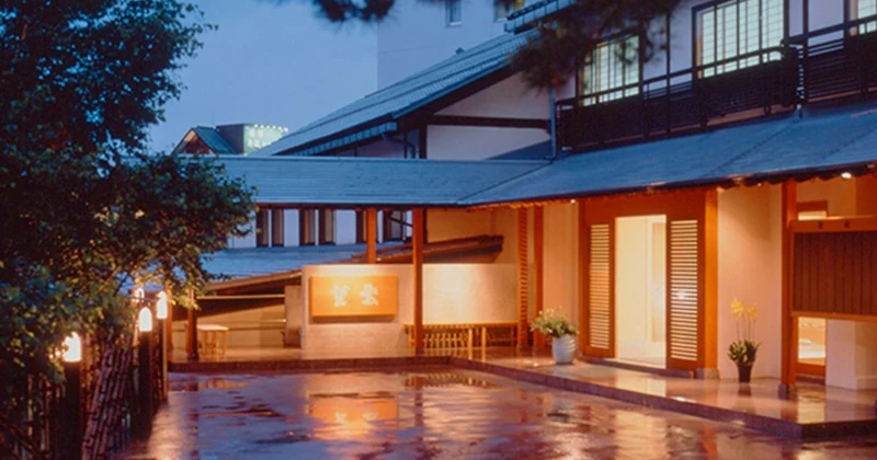 草津温泉の老舗旅館・望雲の夕暮れの玄関と建物外観