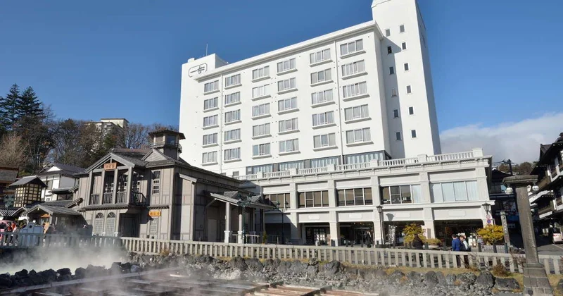 草津温泉の湯畑を見渡せるホテル一井の外観と湯けむり