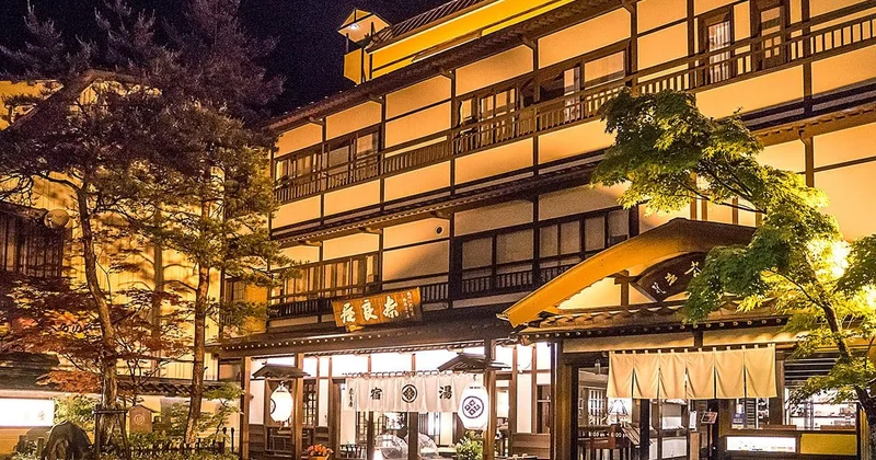草津温泉の老舗旅館奈良屋の夜の外観と灯り
