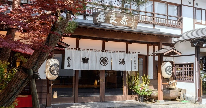草津温泉の老舗旅館・奈良屋の玄関と暖簾