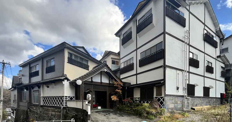草津温泉の坂道沿いに建つ和風旅館の外観