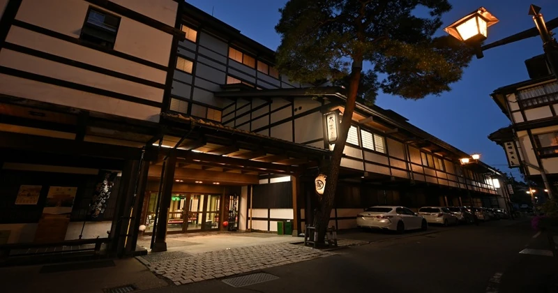 草津温泉の湯畑近くに建つ伝統的な和風旅館の夜の外観