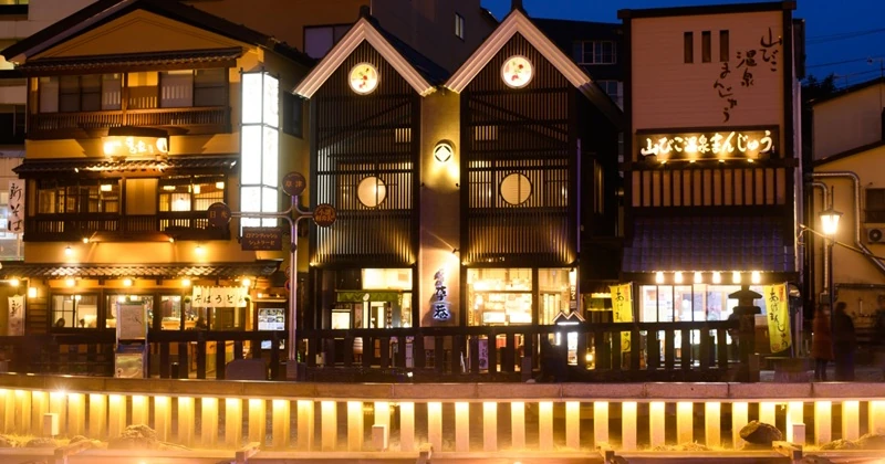 草津温泉の湯畑周辺に並ぶ温泉まんじゅう店と夜の温泉街